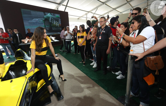 Anitta posou para fotos nos bastidores do Grande Prêmio do Brasil de Fórmula 1