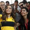 Anitta tirou foto com fãs nos bastidores do Grande Prêmio do Brasil de Fórmula 1