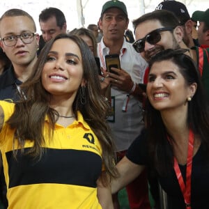 Anitta tirou foto com fãs nos bastidores do Grande Prêmio do Brasil de Fórmula 1