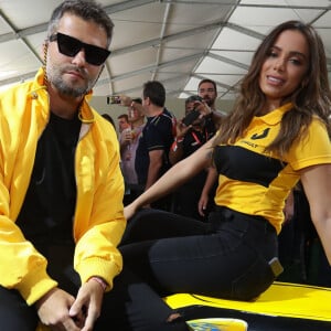 Anitta e Bruno Gagliasso posaram juntos ao prestigiarem o Grande Prêmio do Brasil de Fórmula 1