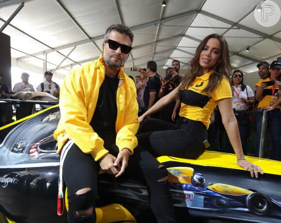 Anitta e Bruno Gagliasso posaram juntos ao prestigiarem o Grande Prêmio do Brasil de Fórmula 1