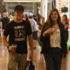 Camila Queiroz e Klebber Toledo passearam no shopping Village Mall, no Rio, neste domingo, 11 de novembro de 2018