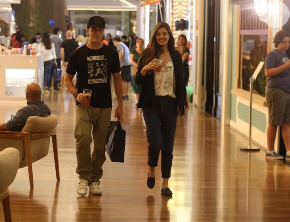 Camila Queiroz e Klebber Toledo passearam no shopping Village Mall, no Rio, neste domingo, 11 de novembro de 2018