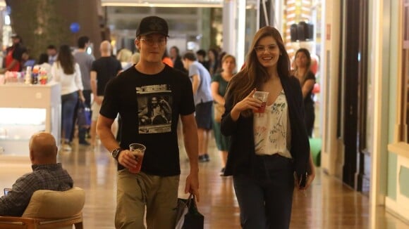 Klebber Toledo e Camila Queiroz passeiam em shopping e distribuem sorrisos. Veja