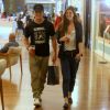 Camila Queiroz e Klebber Toledo distribuíram sorrisos no shopping