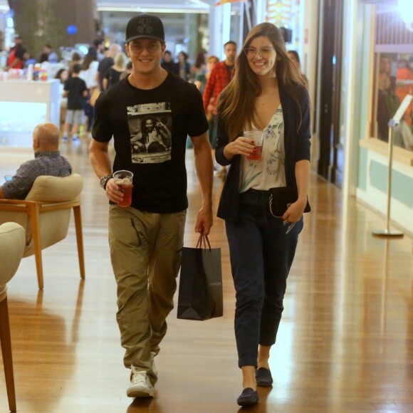 Camila Queiroz e Klebber Toledo distribuíram sorrisos no shopping