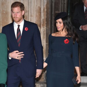 Meghan Markle também escolheu um vestido verde, só que em um tom mais escuro