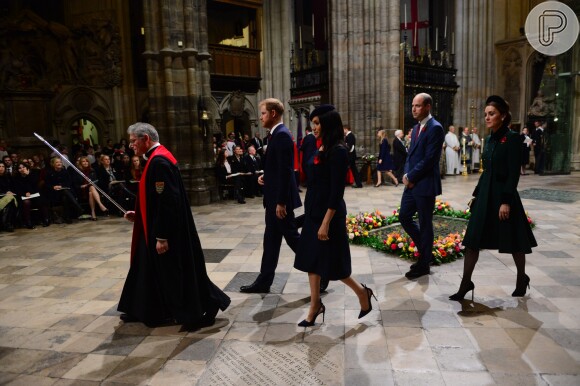 Meghan Markle, Kate Middleton e os príncipes Harry e William circularam juntos pela Abadia de Westminster
