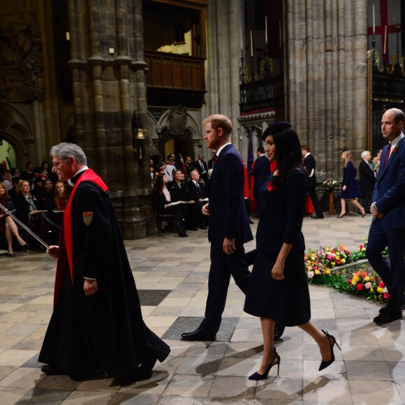 Meghan Markle, Kate Middleton e os príncipes Harry e William circularam juntos pela Abadia de Westminster