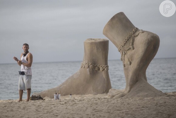 O cenógrafo Glinston Paiva criou uma peça de 100 quilos feita de isopor e areia inspirada nos pés de Débora Nascimento