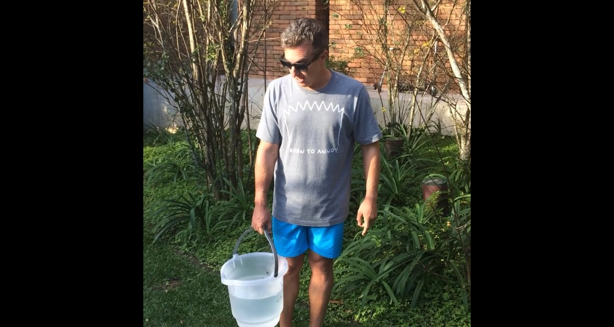 Foto Luciano Huck no desafio do Ice Buckets Challenge, mais conhecido no Brasil como o 'desafio