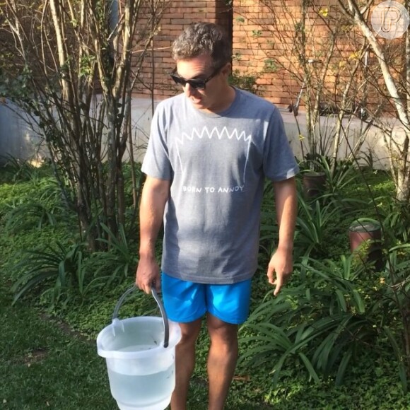 Luciano Huck no desafio do Ice Buckets Challenge, mais conhecido no Brasil como o 'desafio do gelo'