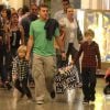 Luciano Huck passeia com seus filhos Joaquim e Benício no shopping