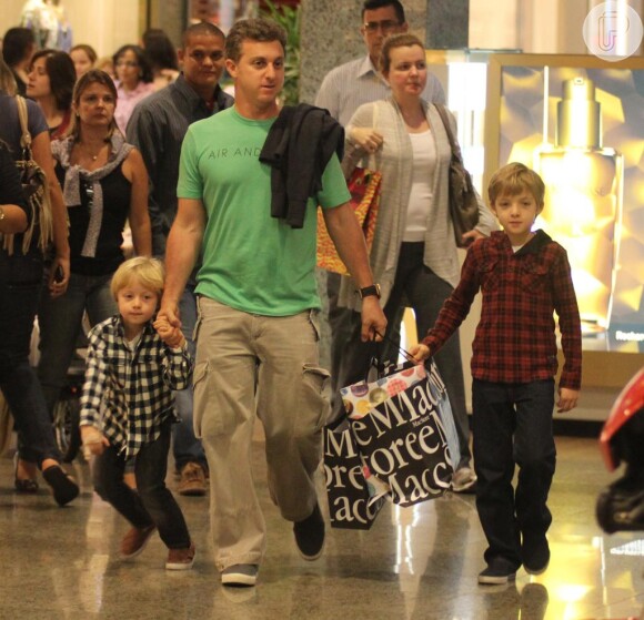 Luciano Huck passeia com seus filhos Joaquim e Benício no shopping