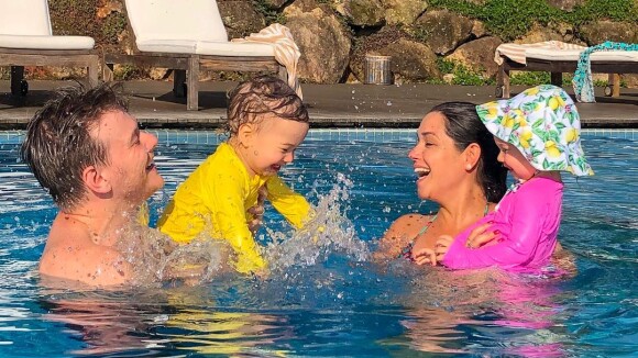 Família reunida! Teló curte piscina com Thais Fersoza e os filhos: 'Tanto amor'