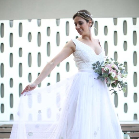 Natasha Dantas usou vestido com flores e folhas de couro aplicadas e 8 mil pérolas bordadas