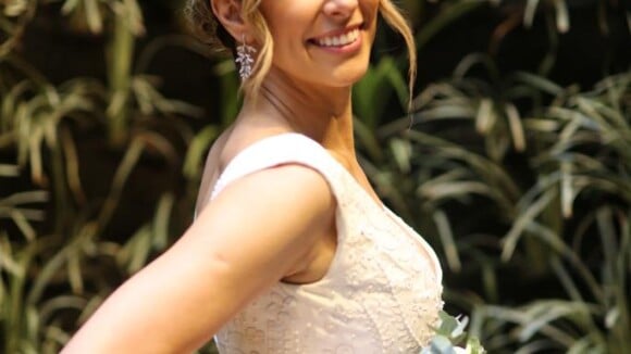 Flores e folhas de couro: teaser mostra vestido de noiva em casamento com Bonner