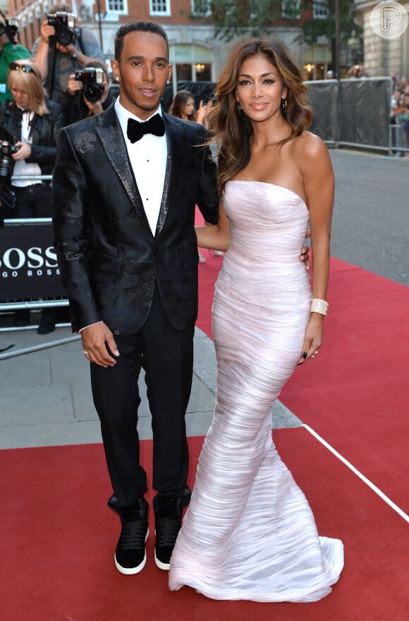 Acompanhada de Lewis Hamilton, Nicole Scherzinger foi comportada ao 'GQ Men of the Year Awards'