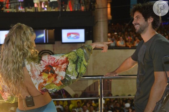Claudia Leitte sensualiza com o marido, Márcio Pedreira, no Carnaval de Salvador