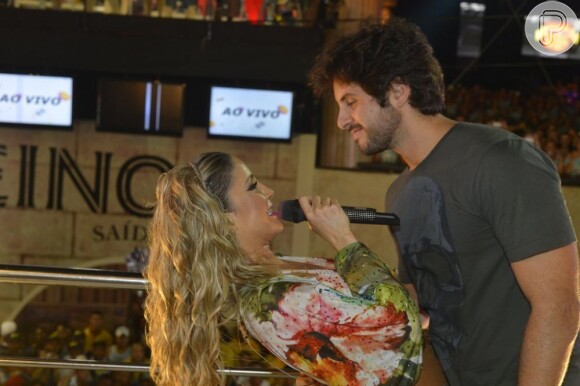 Claudia Leitte e seu marido, Márcio Pedreira, protagonizam cena romântica em cima do trio