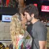 Claudia Leitte dá um beijão no marido, Márcio Pedreira, em cima do trio elétrico, em Salvador, em 12 de fevereiro de 2013