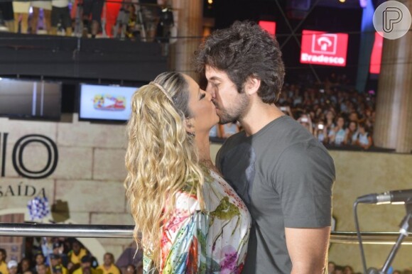 Claudia Leitte dá um beijão no marido, Márcio Pedreira, em cima do trio elétrico, em Salvador, em 12 de fevereiro de 2013