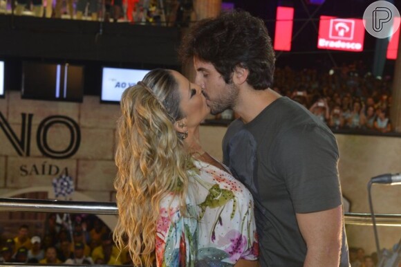 Claudia Leitte mexe com o público dando um beijão no marido, Márcio Pedreira, em cima do trio elétrico