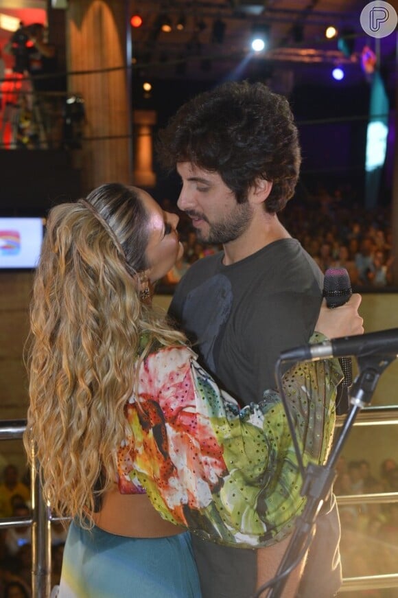 Claudia Leitte e seu marido, Márcio Pedreira, dão beijo apaixonado