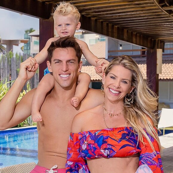 Karina Bacchi mostra Enrico em piscina com o noivo, Amaury Nunes, em 19 de novembro de 2018