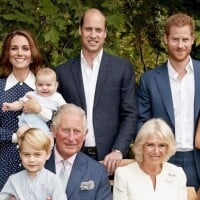 Príncipe Louis diverte Família Real ao apertar nariz do avô, Charles, em foto