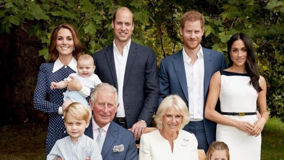 Príncipe Louis diverte Família Real ao apertar nariz do avô, Charles, em foto