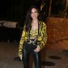 Bruna Marquezine elege calça de couro com jaqueta dourada e top