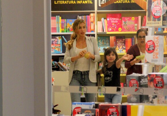Grazi Massafera e a filha, Sofia, conferiram as novidades em livraria
