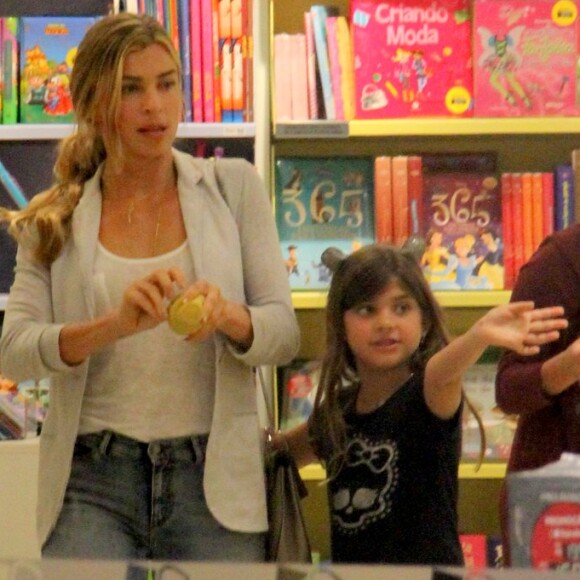 Grazi Massafera e a filha, Sofia, conferiram as novidades em livraria