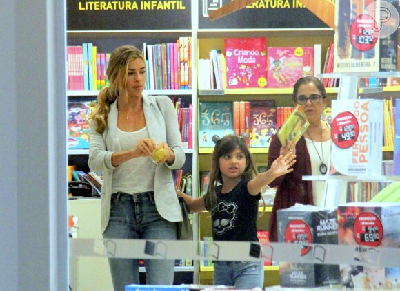 Grazi Massafera e a filha, Sofia, foram em uma livraria durante passeio pelo shopping Village Mall, na Barra da Tijuca, Zona Oeste do Rio de Janeiro
