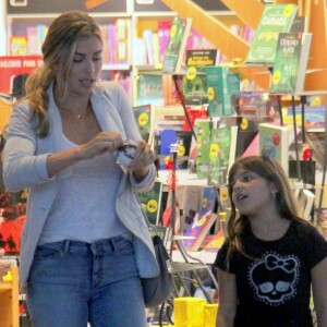 Grazi Massafera e a filha, Sofia, estiveram em shopping do Rio nesta segunda-feira, 19 de novembro de 2018
