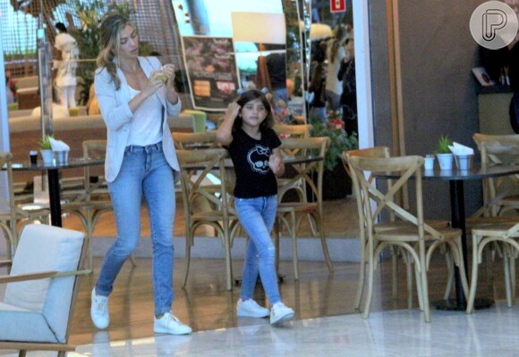 Grazi Massafera passeou com a filha, Sofia, em shopping do Rio nesta segunda-feira, 19 de novembro de 2018
