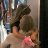 Grazi Massafera demonstrou seu lado coruja ao dar abraço apertado na filha, Sofia