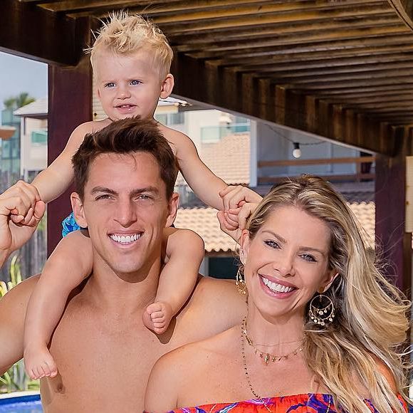 Karina Bacchi filmou Enrico aprendendo a nadar com Amaury Nunes