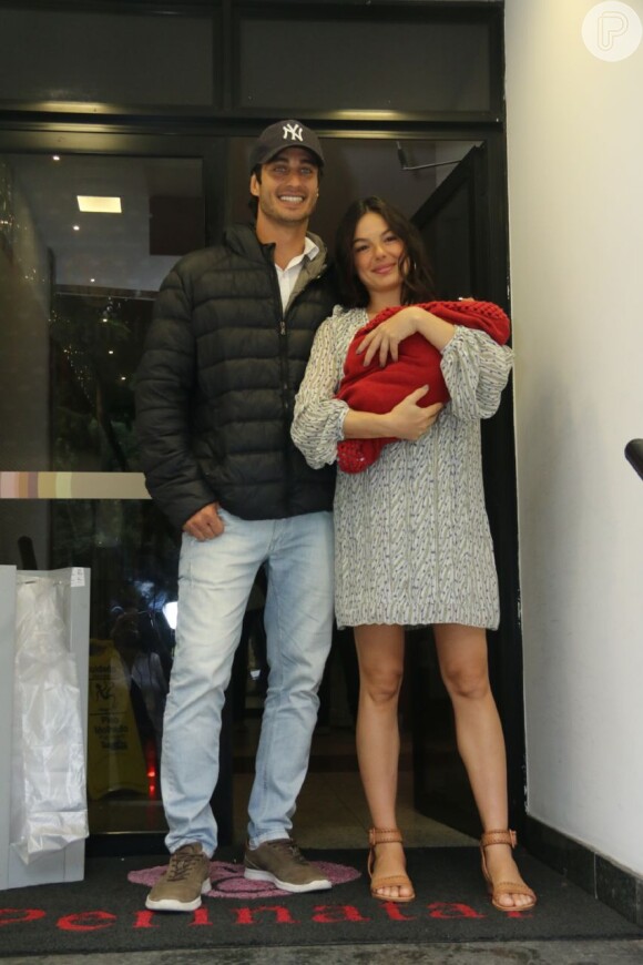 Isis Valverde e o marido, André Resende, posam ao deixar maternidade no Rio de Janeiro com o primeiro filho, Rael