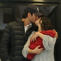 Isis Valverde beija André Resende ao deixar maternidade com o filho, Rael, no RJ
