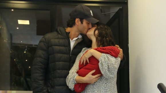 Isis Valverde beija André Resende ao deixar maternidade com o filho, Rael, no RJ