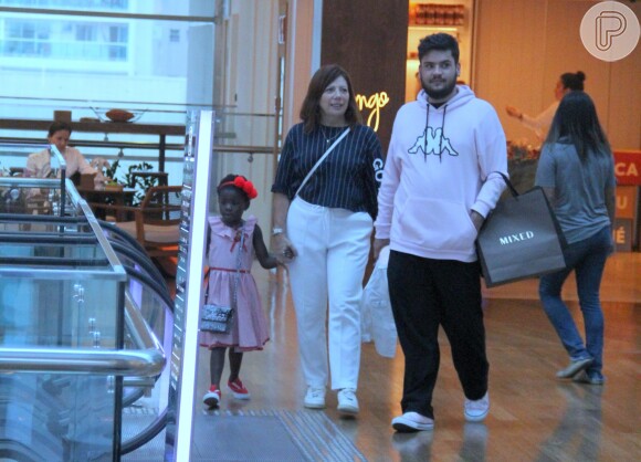 Filha de Bruno Gagliasso e Giovanna Ewbank, Títi esteve com a avó materna, Débora, no Shopping Village Mall, nesta terça-feira, 20 de novembro de 2018
