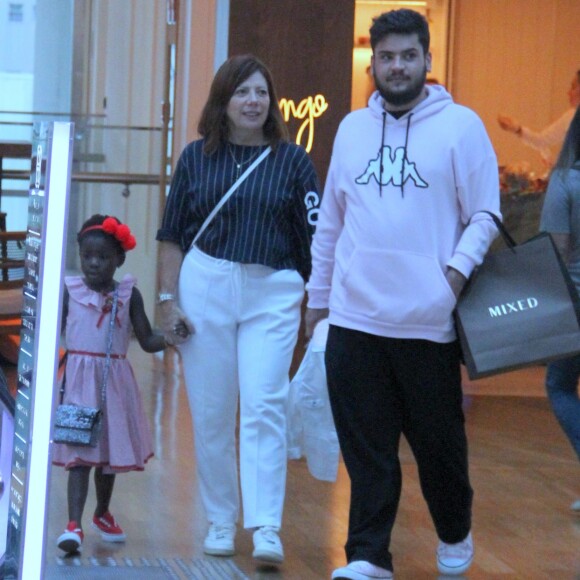 Filha de Bruno Gagliasso e Giovanna Ewbank, Títi esteve com a avó materna, Débora, no Shopping Village Mall, nesta terça-feira, 20 de novembro de 2018