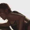 Jennifer Lopez exibe corpo em forma aos 45 anos em novo clipe