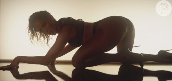 Jennifer Lopez sensualiza em prévia da nova versão do clipe 'Booty'