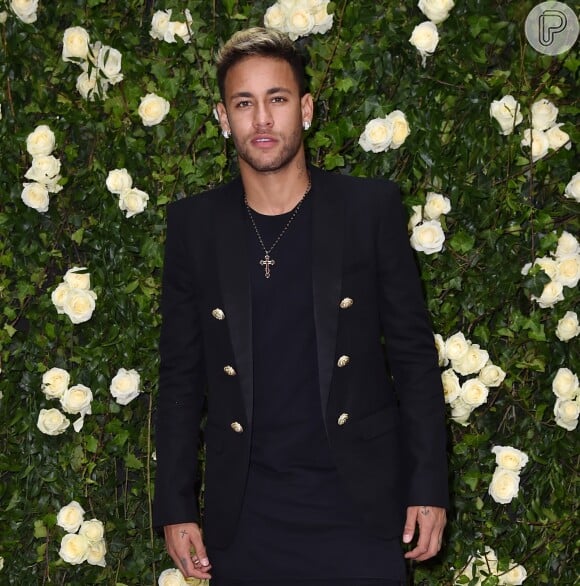 Aos 26 anos, Neymar é jogador de futebol Brasileiro e atua no momento como atacante do Paris Saint-Germain