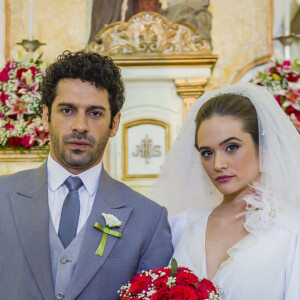 Dom Sabino (Edson Celulari) recorda o fracasso da cerimônia de casamento da filha Marocas (Juliana Paiva) com Emílio (João Baldasserini) nos próximos capítulos da novela 'O Tempo Não Para': 'Não vejo a hora de entrar com minha primogênita na igreja, e dessa vez num casamento de verdade, não aquela patuscada do bacharel Emílio'