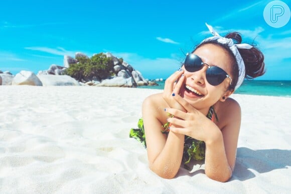 Entenda o que é a acne solar e aprenda a evitar as espinhas durante o verão