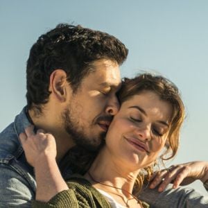 Felipe (Patrick Sampaio) assusta Priscila (Clara Galinari) e faz a menina impedir noite de amor e Isabel (Alinne Moraes) e Alain (João Vicente de Castro) na novela 'Espelho da Vida'